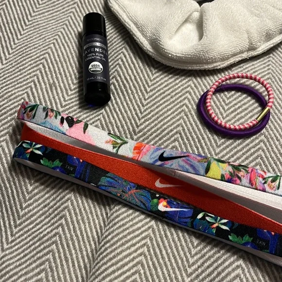 NEW Spa Kit. 3 Nike colorful headbands, eye mask, lavender essential oil… - Picture 4 of 5